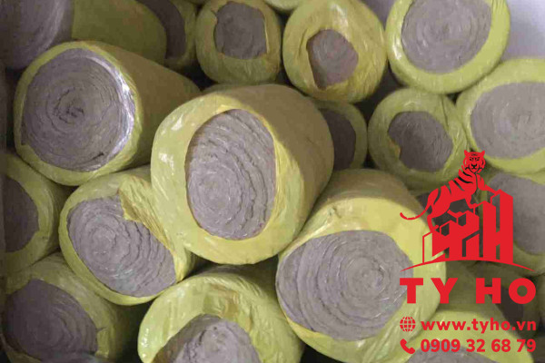 Bông khoáng Rockwool tỷ trọng 120kg/m3 dạng cuộn có lưới kẽm dày 50mm 