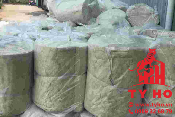 Bông khoáng Rockwool tỷ trọng 60kg/m3 dạng cuộn có lưới kẽm dày 50mm 